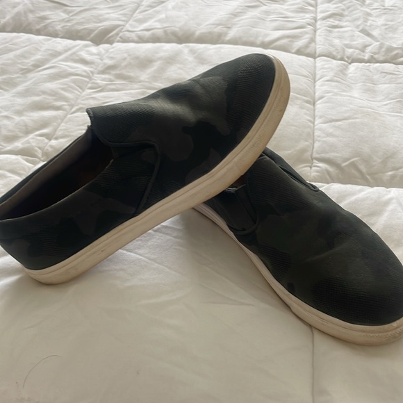 WOMENS Steve Madden Camo Slip On’s - Picture 2 of 3